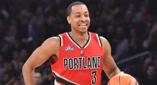 连续两赛季带不同球队欧战做客安菲尔德，阿隆索成历史第三人