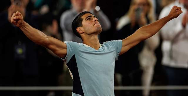 卡雷拉斯染红全程：对裁判让任意球重开不满染黄，随后抱怨吃直红